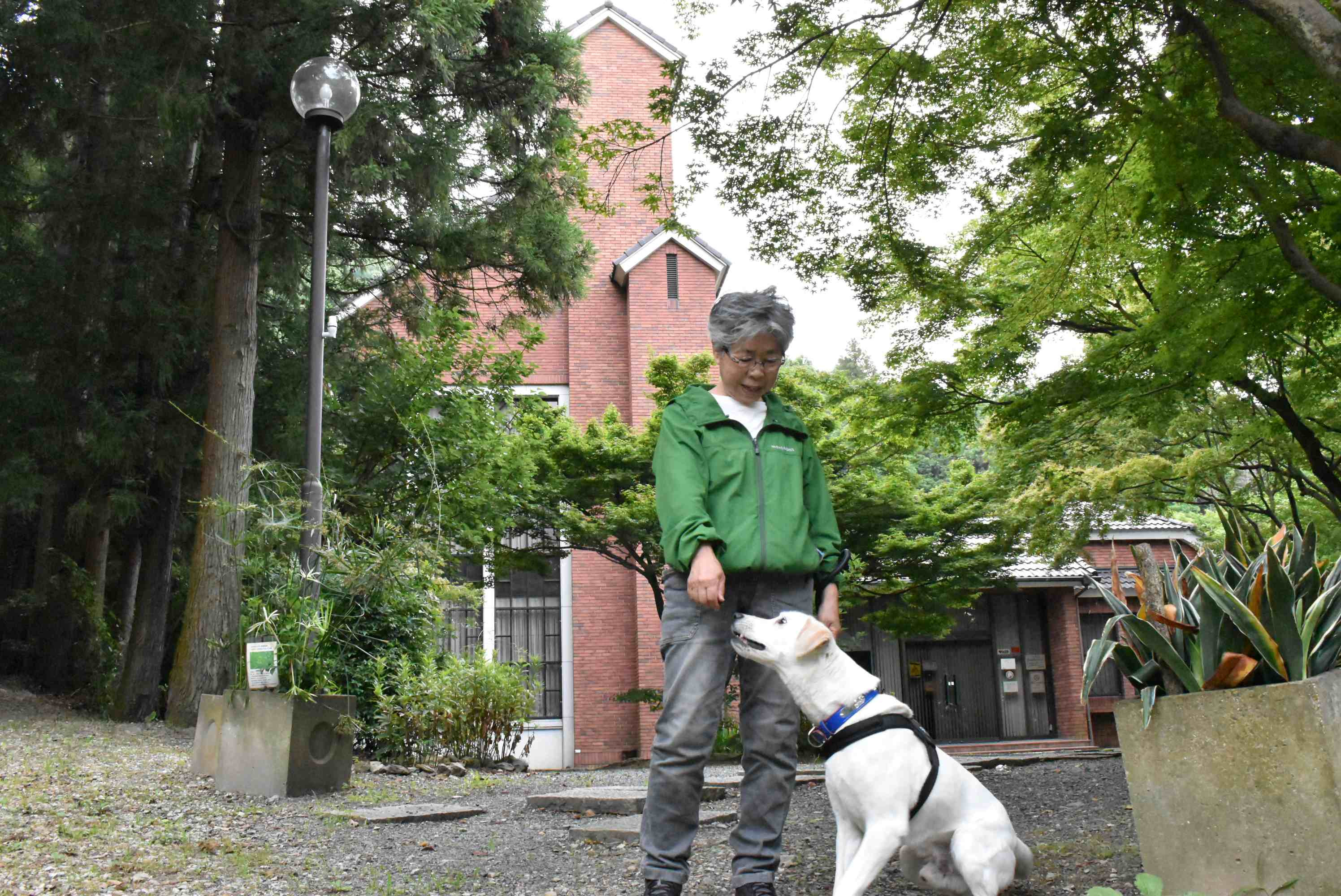 美術館前ののジョン